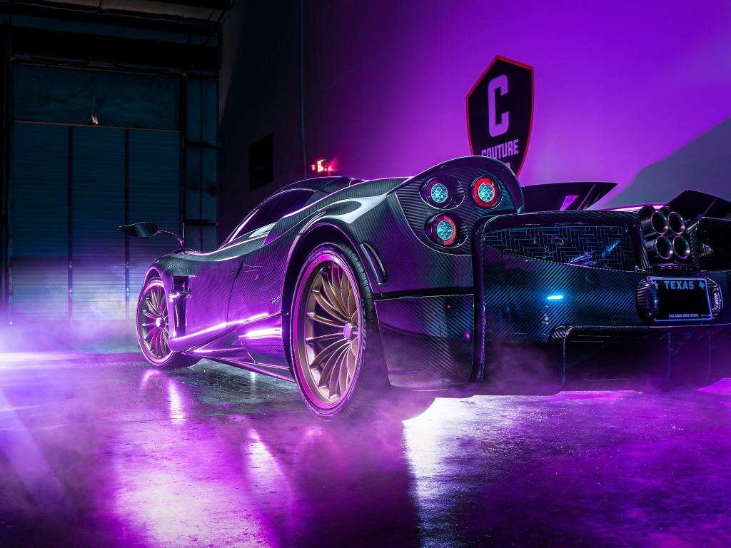 Автомобиль Pagani Huayra Roadster  в неоновом свете