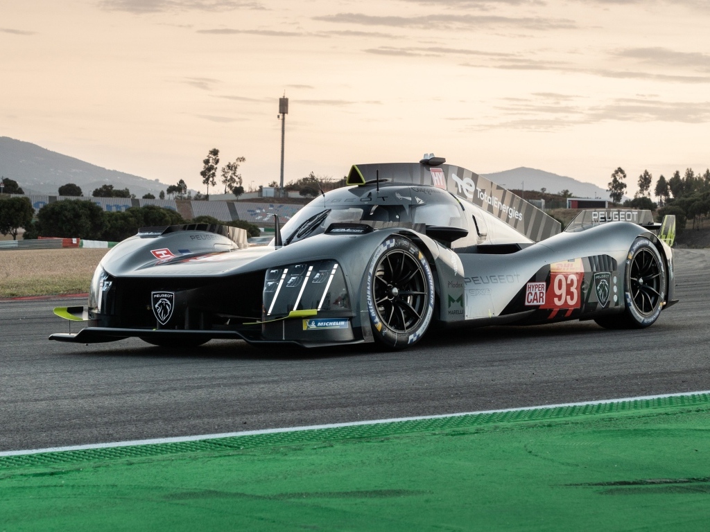 Гоночный автомобиль Peugeot 9X8 2022 года