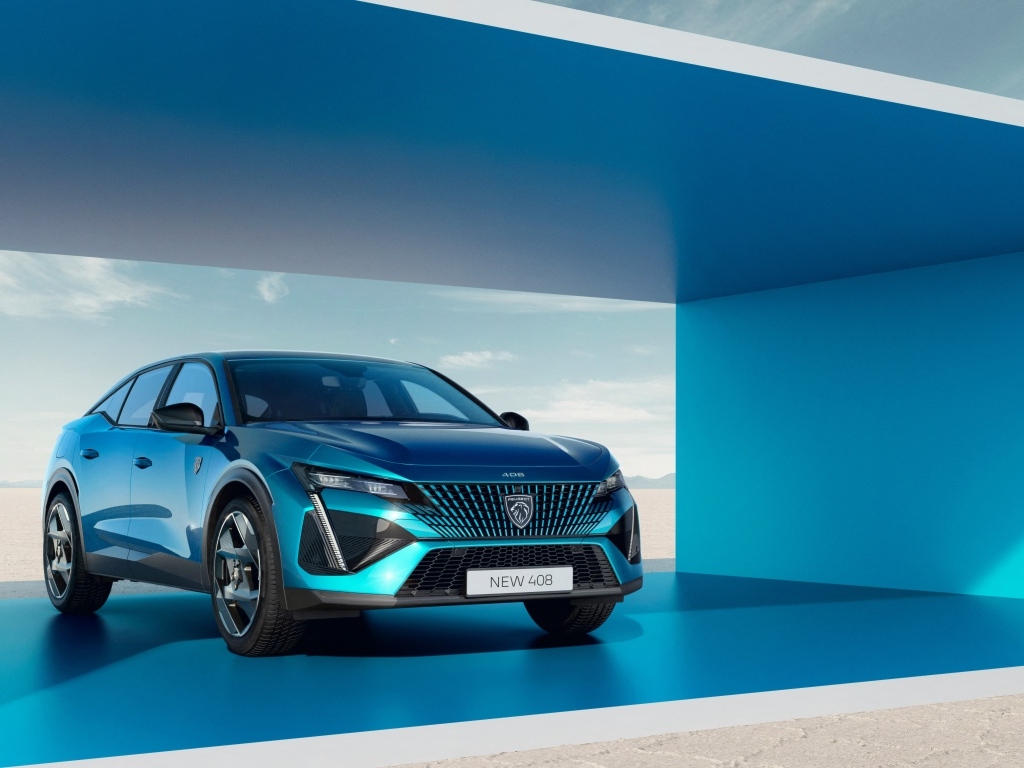 Стильный синий автомобиль Peugeot 408 GT