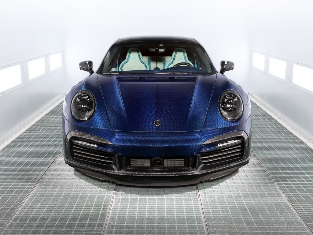 Синий автомобиль  Porsche 911 Turbo S Stinger GTR вид спереди