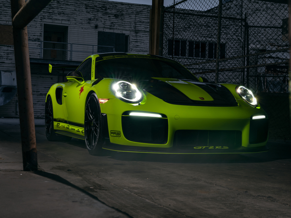 Автомобиль Porsche 911 GT2 RS у старого здания