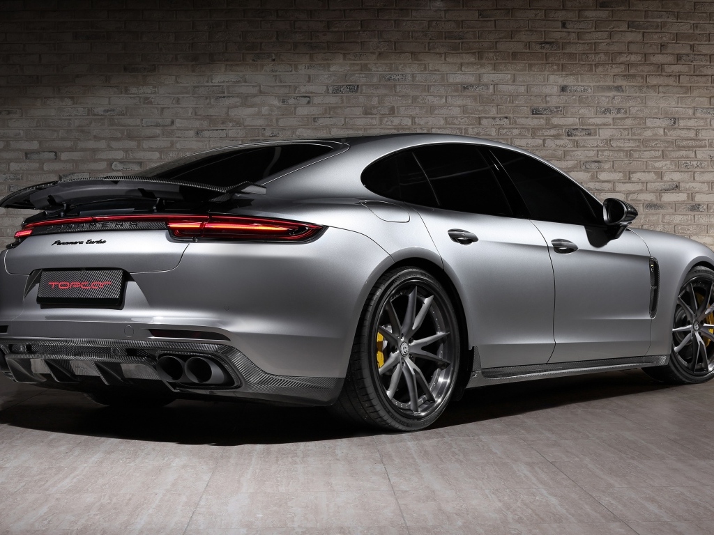 Вид сзади на автомобиль Porsche Panamera Turbo GT Edition 2023 года