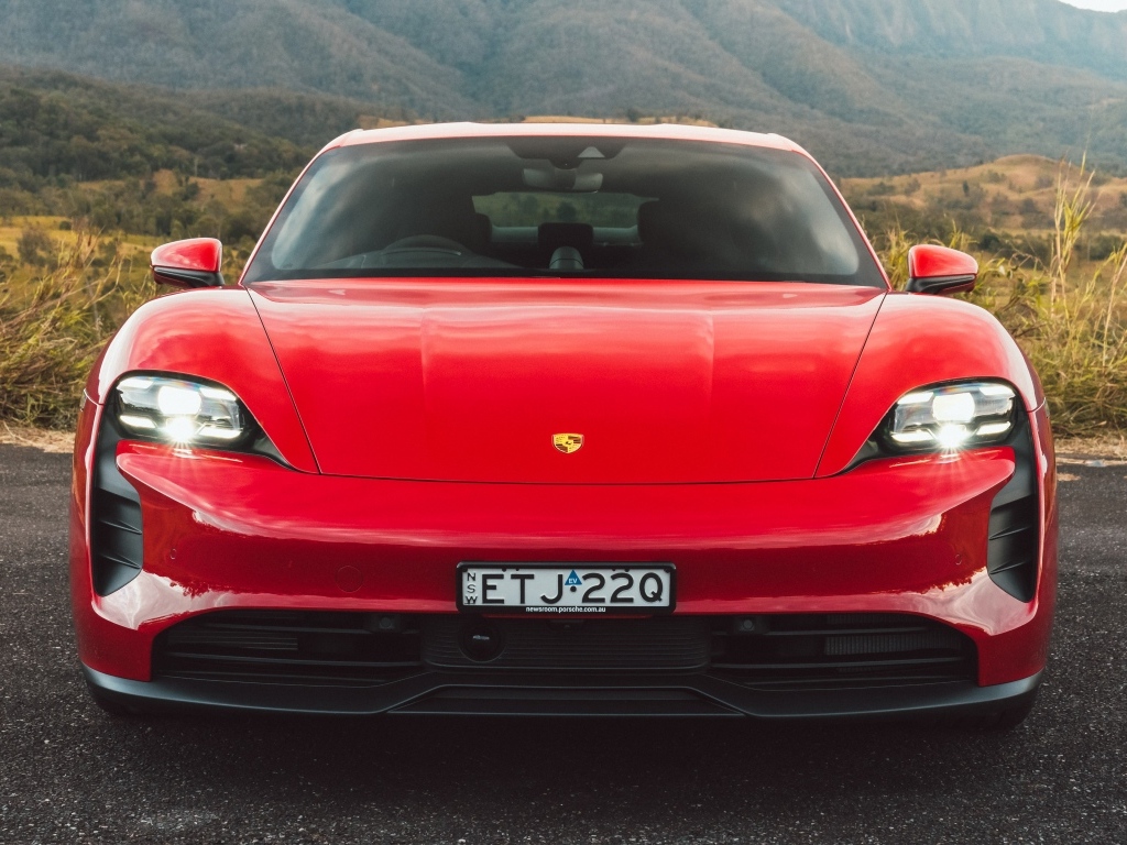 Красный автомобиль Porsche Taycan GTS вид спереди