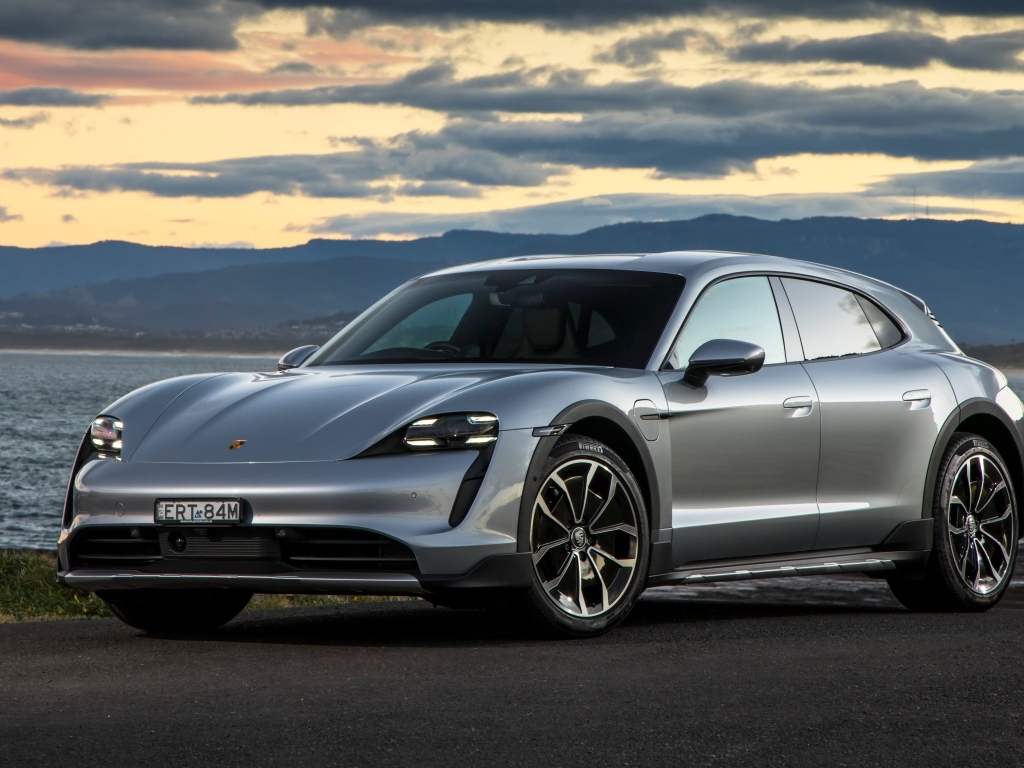 Серебристый Porsche Taycan 4 Cross Turismo у моря