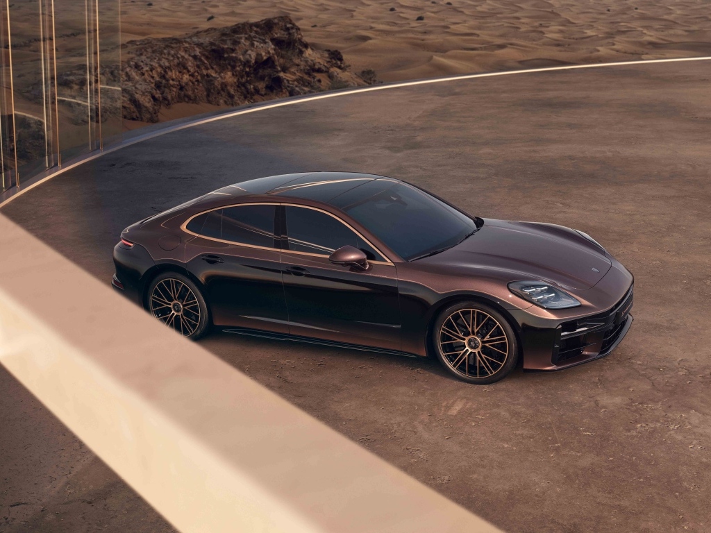 Вид сверху на автомобиль Porsche Panamera Turbo E-Hybrid Sonderwunsch 2024