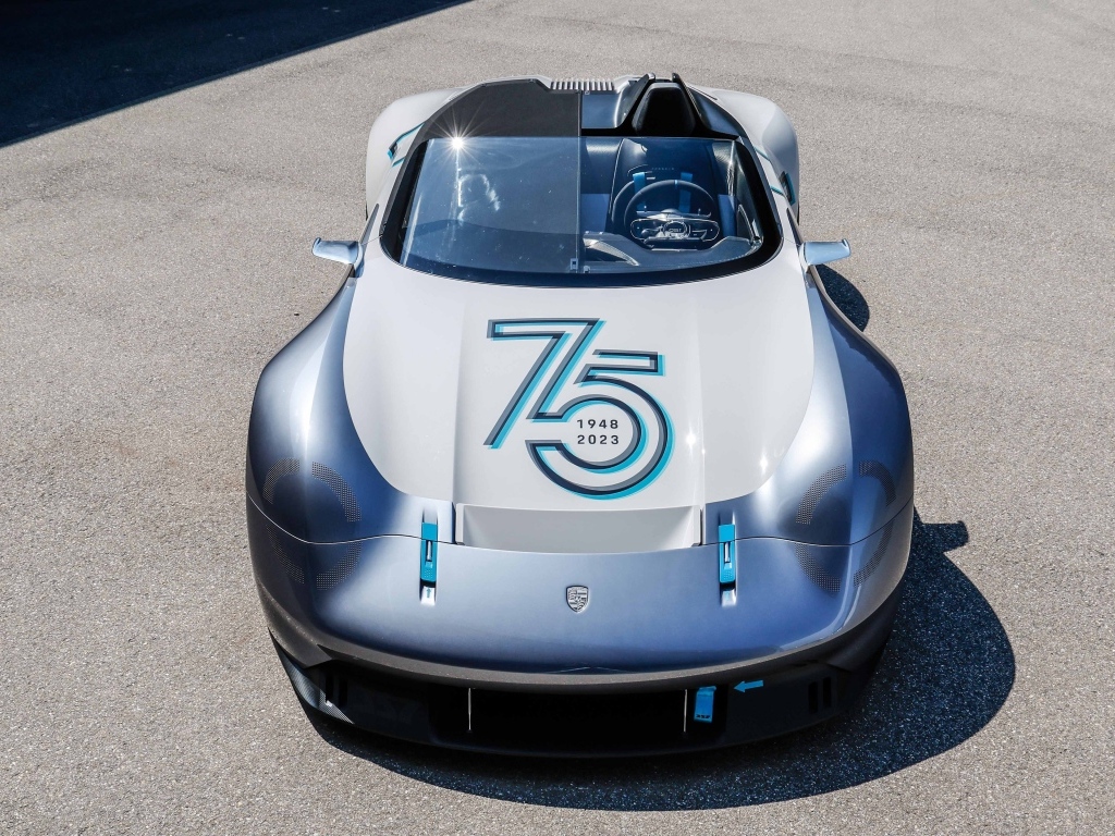Вид сверху на гоночный автомобиль Porsche Vision 357 Speedster