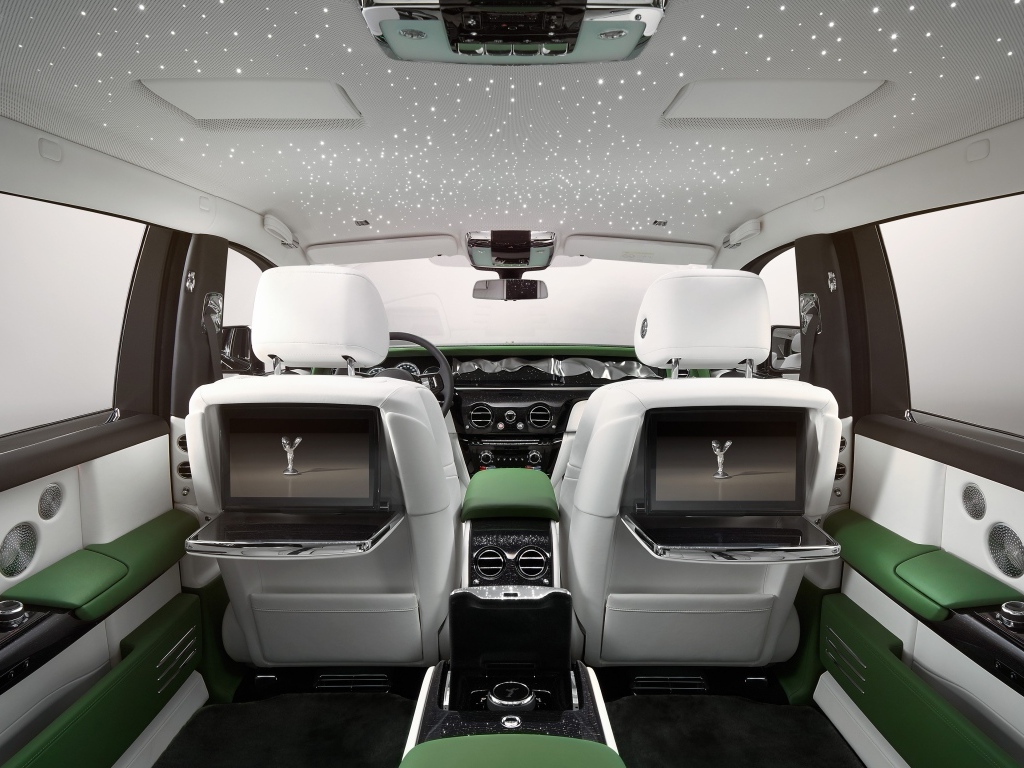 Дорогой салон автомобиля Rolls-Royce Phantom EWB 2022