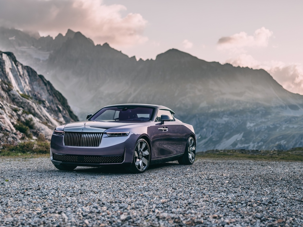 Автомобиль Rolls-Royce Amethyst Droptail 2023 года на фоне гор