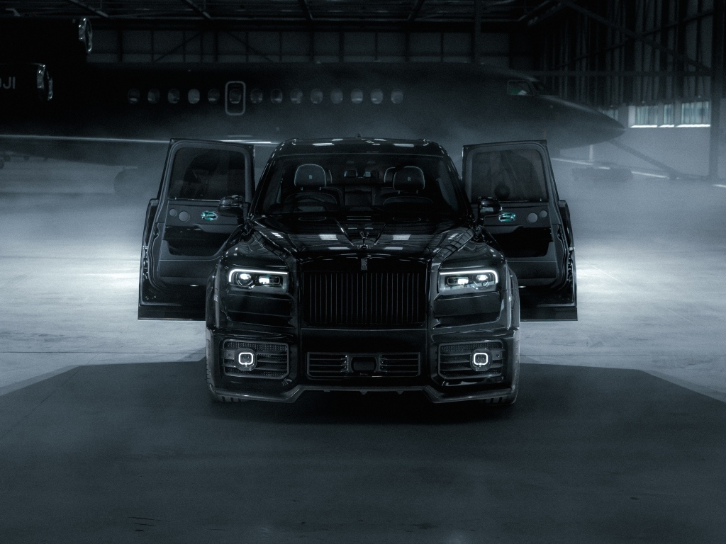 Автомобиль Rolls-Royce Cullinan с открытыми дверями