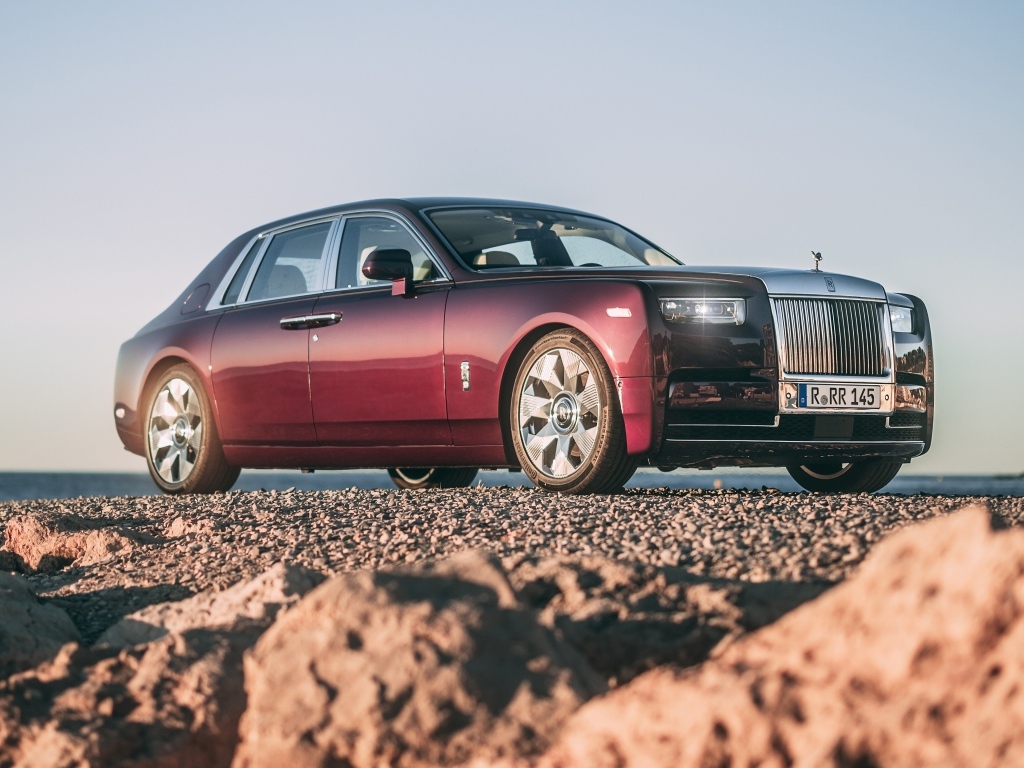 Автомобиль Rolls-Royce Phantom на песке