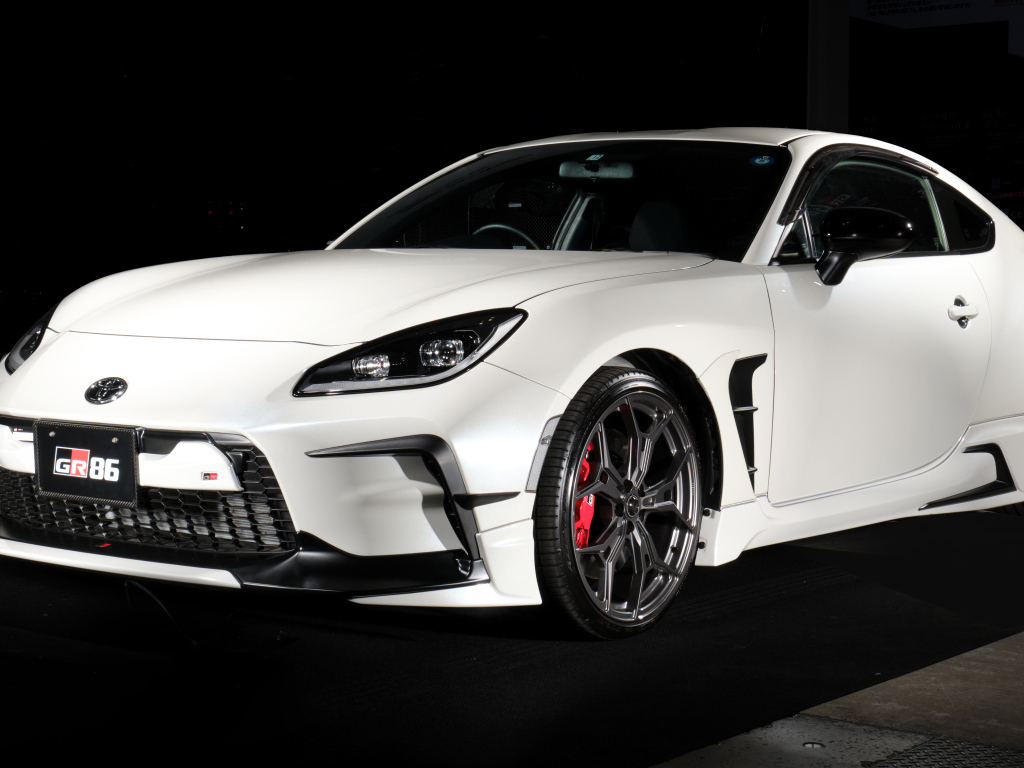Белый автомобиль Toyota GR 86 GR Parts Concept 2023 года