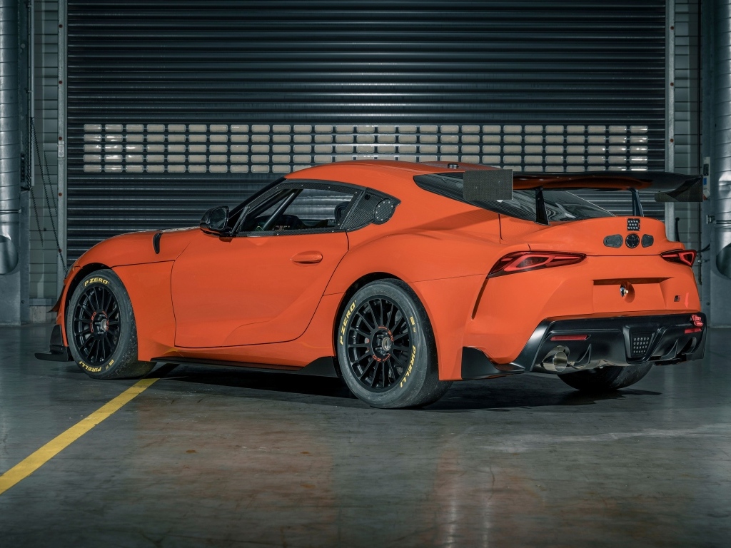 Вид сзади на автомобиль Toyota GR Supra GT4 100 Edition 2023 года