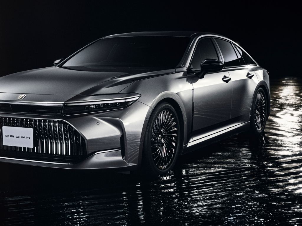 Автомобиль Toyota Crown FCEV стоит  в воде