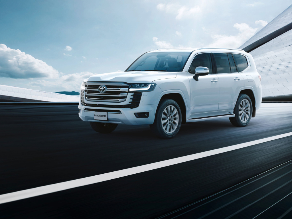Белый внедорожник Toyota Land Cruiser VX-R 2023 года на трассе