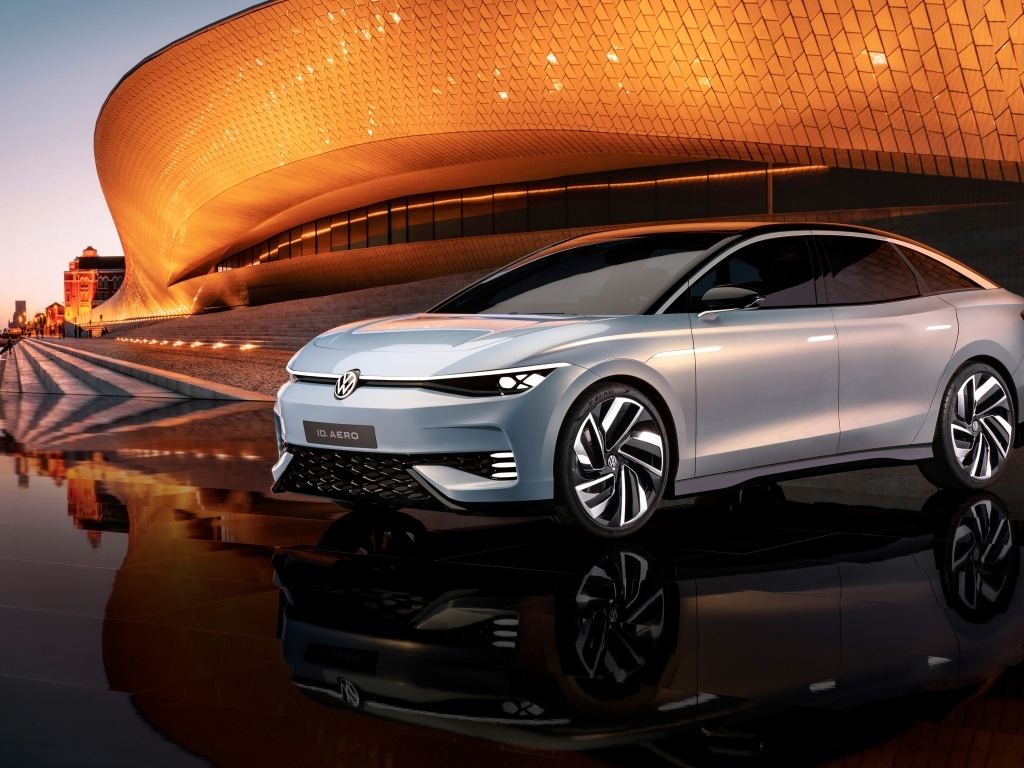 Серебристый автомобиль Volkswagen ID. AERO у здания