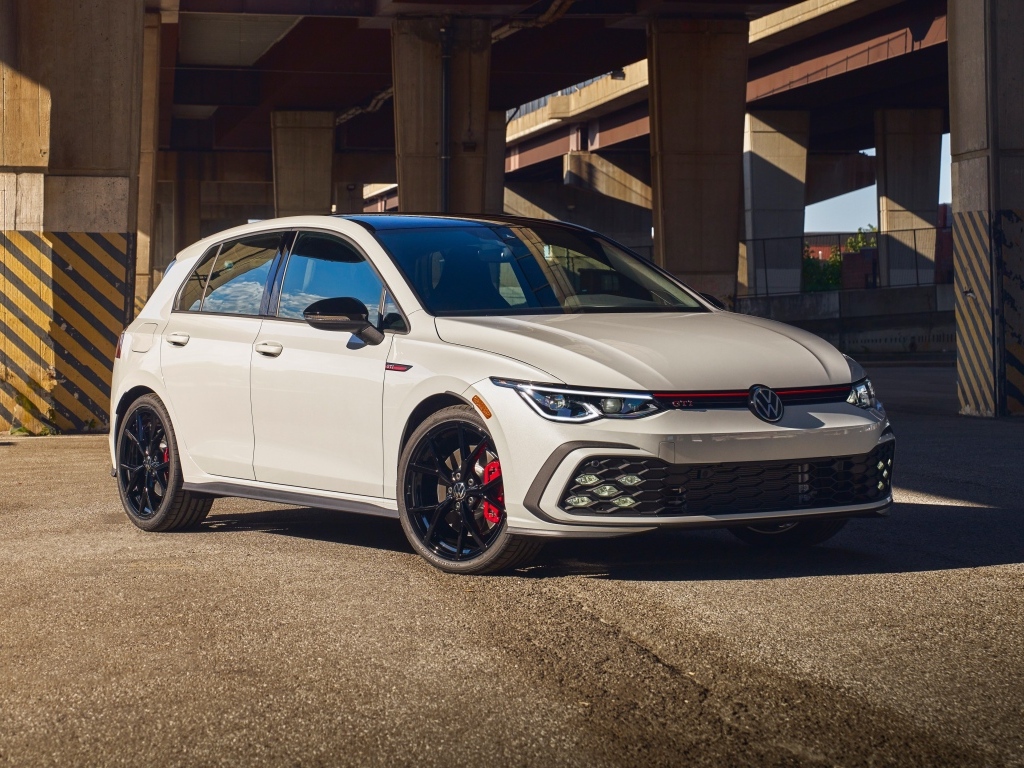 Белый автомобиль Volkswagen Golf GTI 380, 2024 года у здания