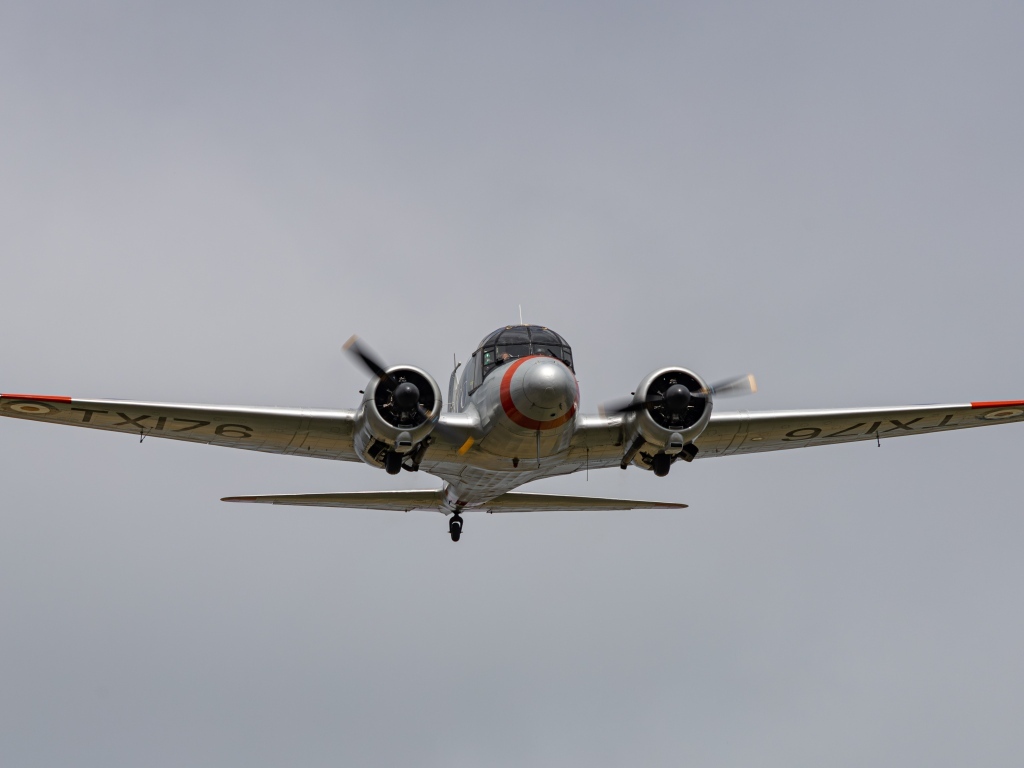 Военный самолет летит на сером фоне