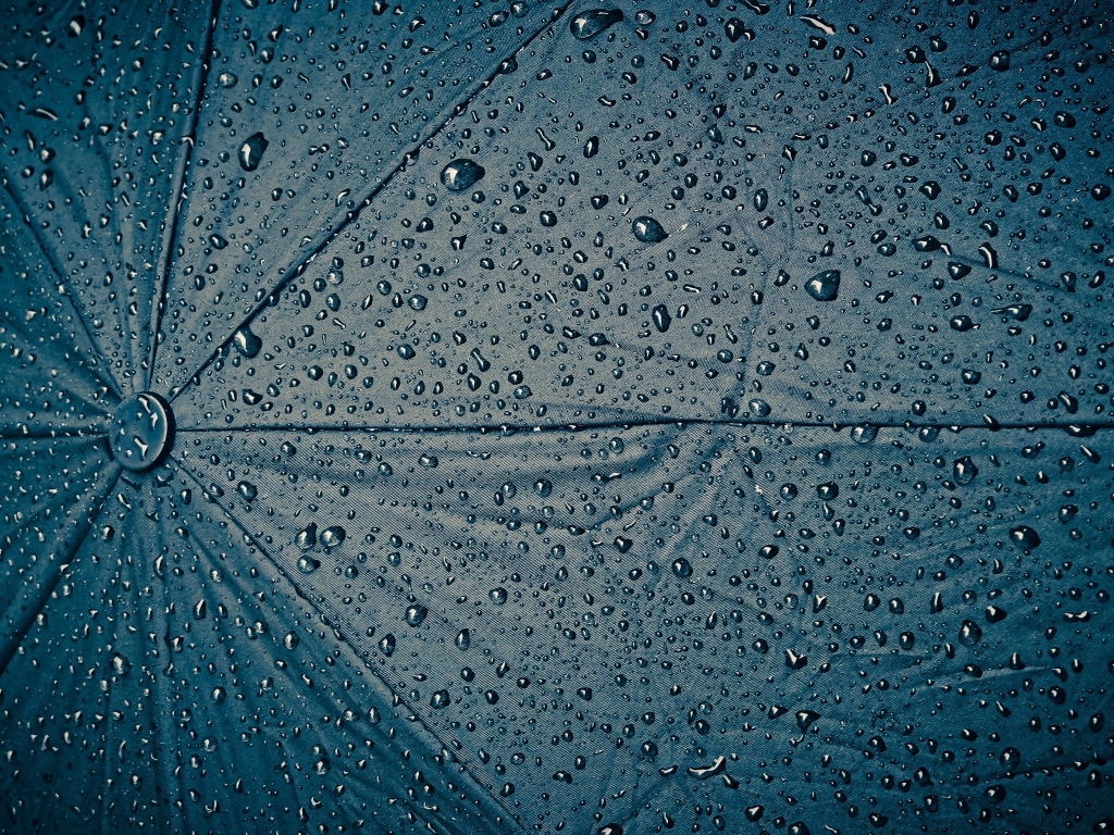 Черный зонт в каплях дождя