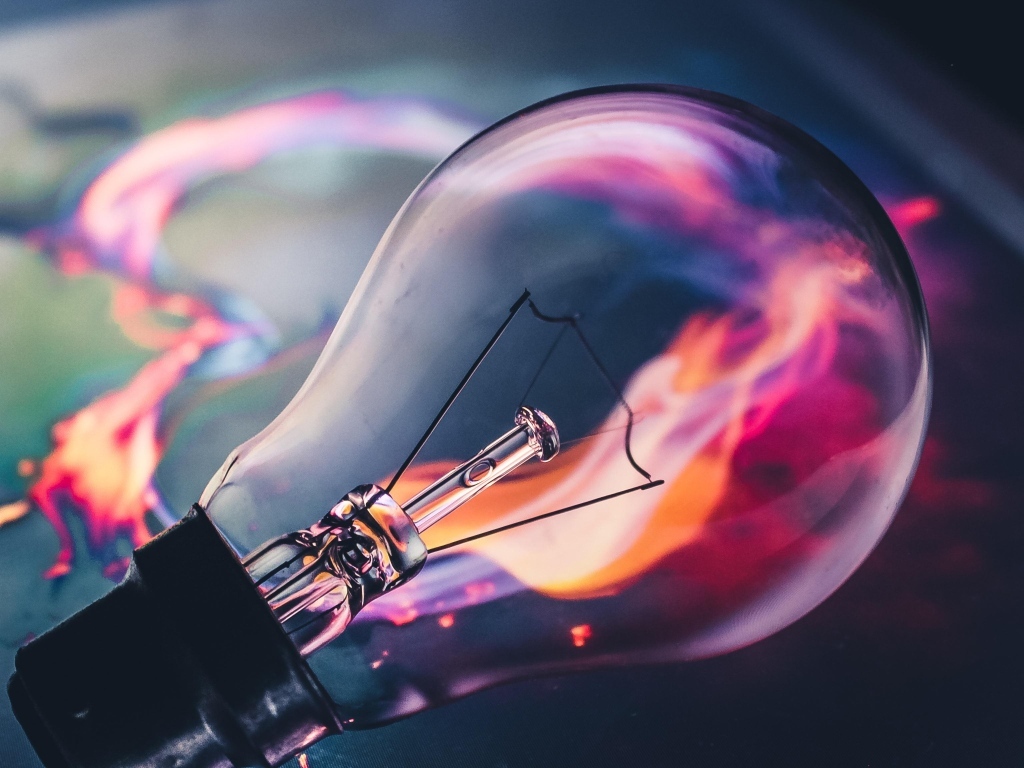 Стеклянная лампочка с огнем