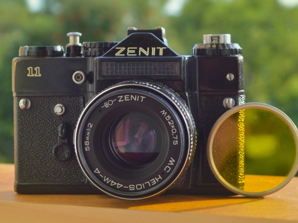 Старый фотоаппарат зенит на столе крупным планом