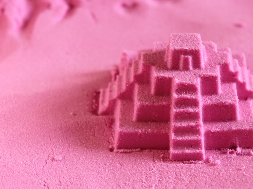 Розовая пирамида из песка