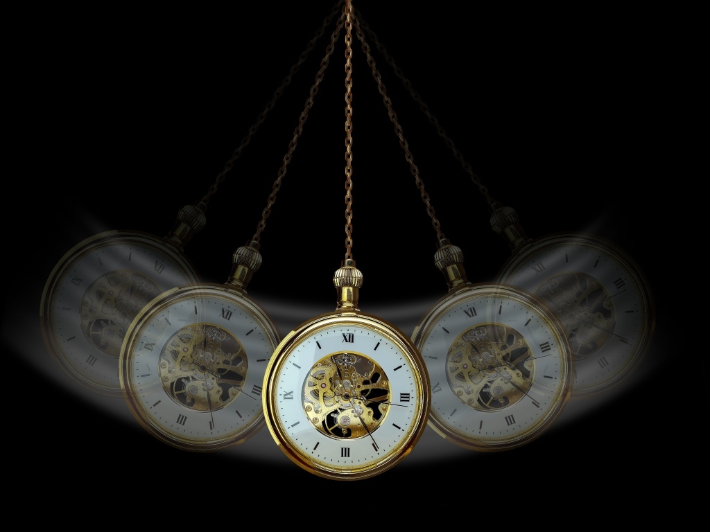 Карманные часы раскачиваются на черном фоне