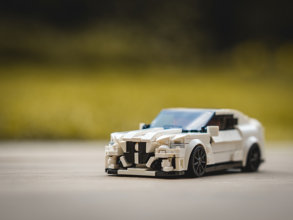 Игрушечная машинка крупным планом