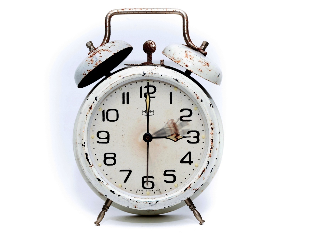 Белый железный будильник с ржавчиной