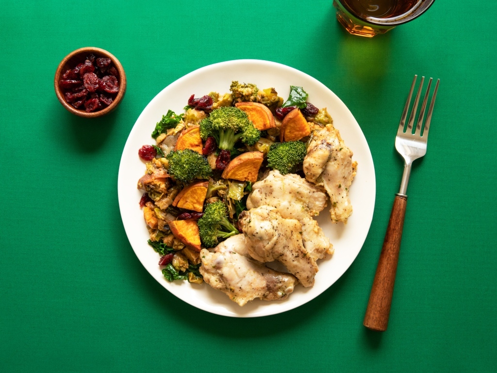 Запеченные овощи с курицей на зеленом столе