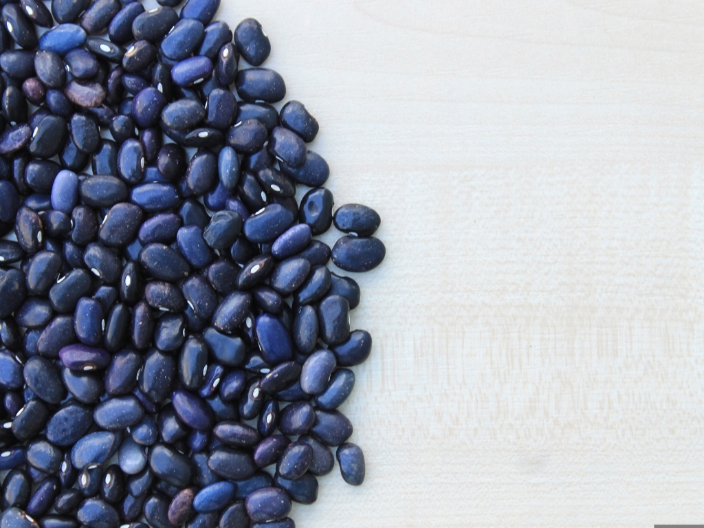 Черная фасоль на столе