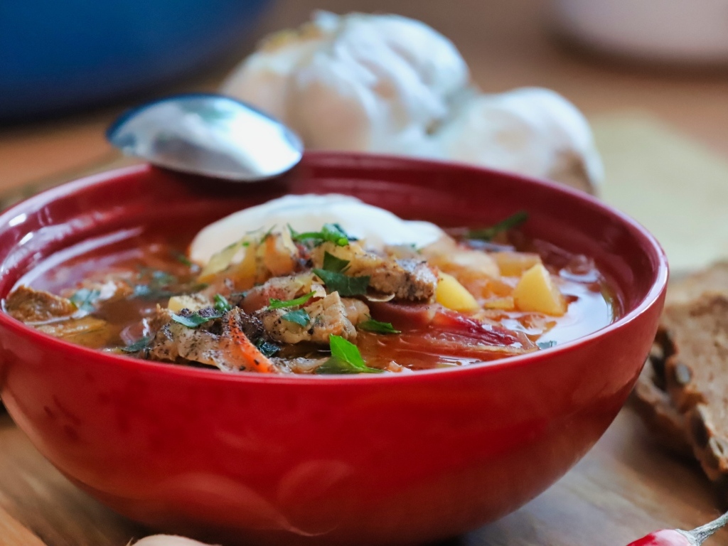 Борщ с мясом на столе с чесноком
