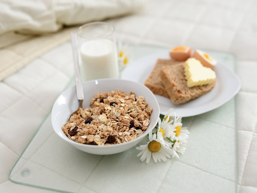 Хлопья с молоком и хлебом на столе