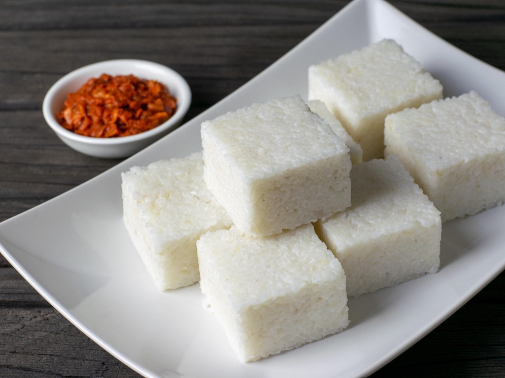 Десерт на большой белой тарелке на столе 