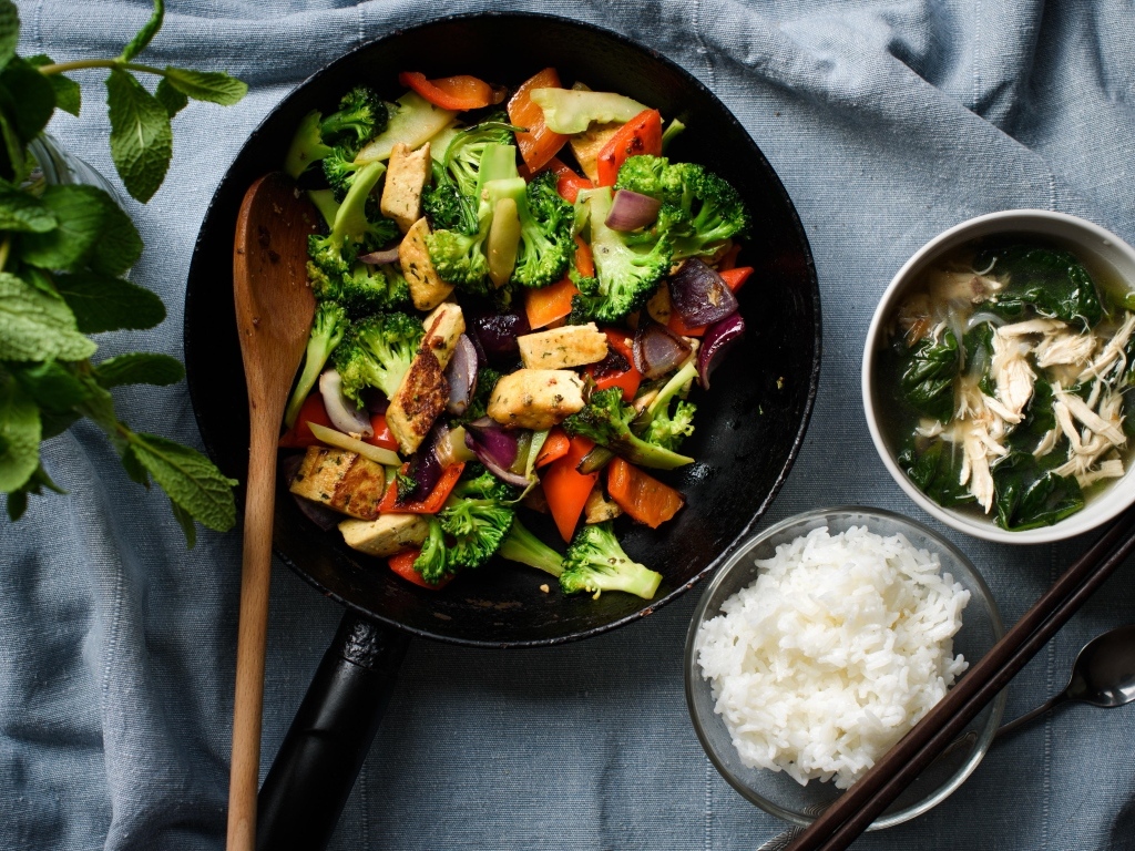 Жареные овощи на столе с рисом