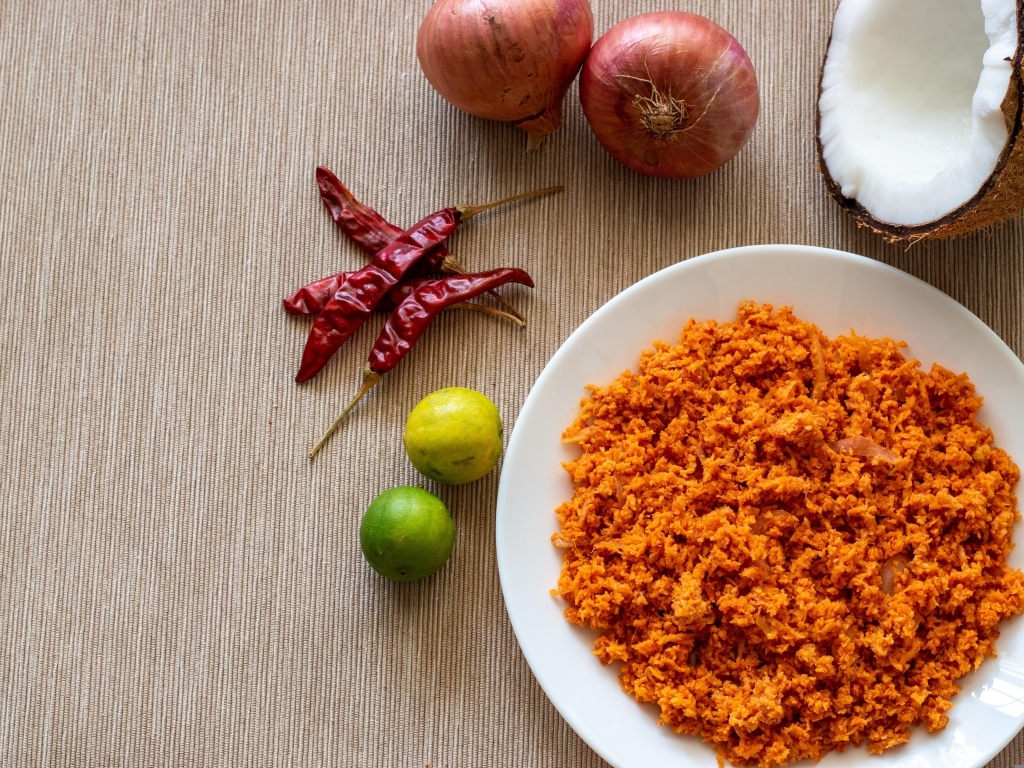 Тертая морковь на тарелке с овощами