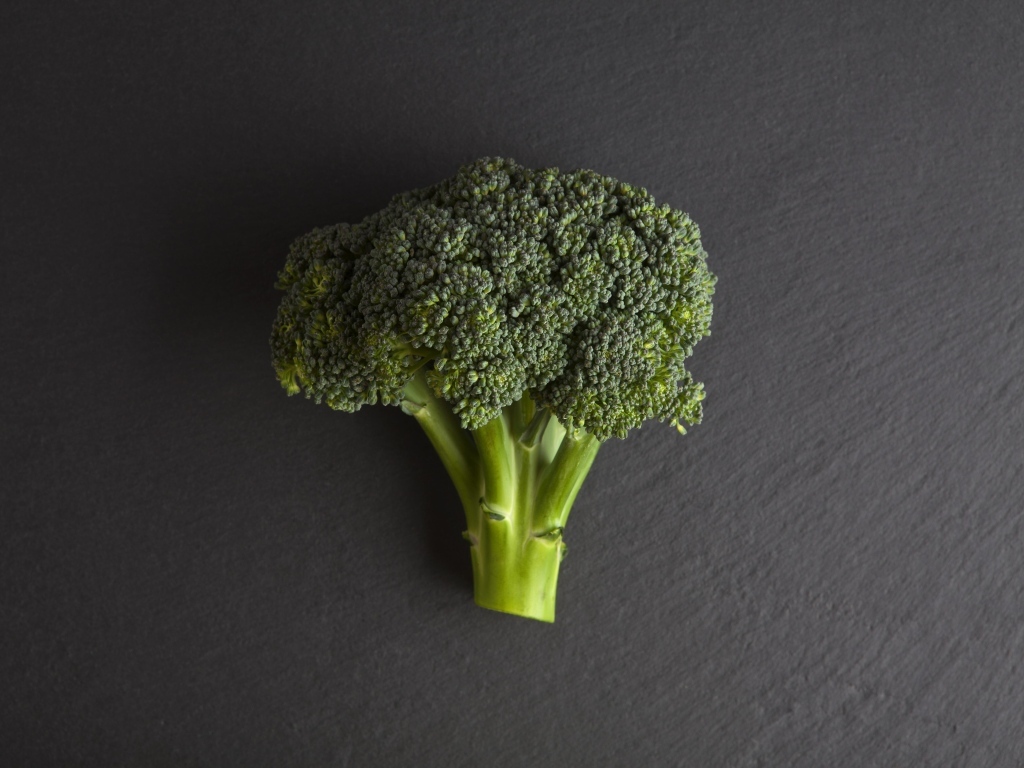 Зеленое брокколи на сером столе