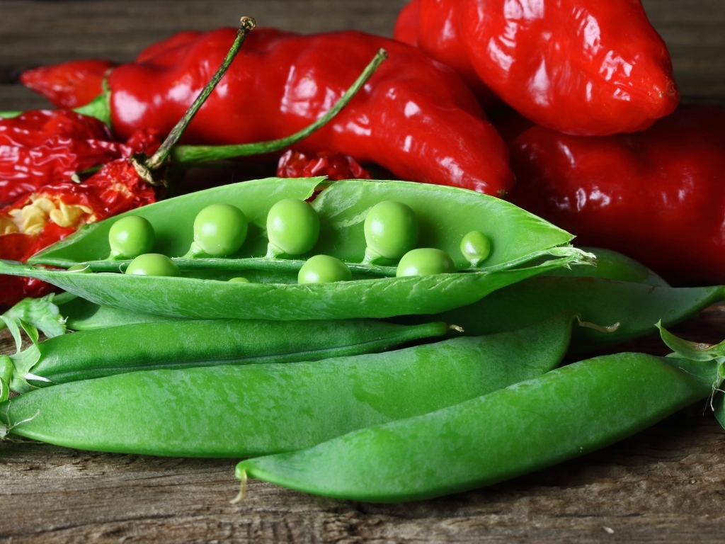 Зеленый горошек с красным перцем на столе