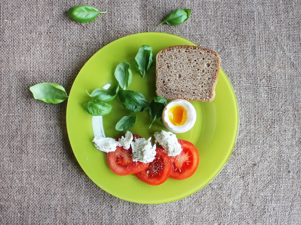 Полезный завтрак на большой тарелке