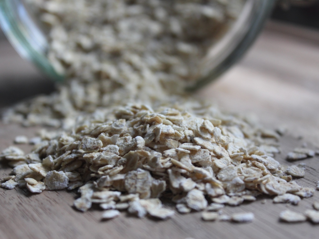 Овсяные хлопья рассыпаны на столе
