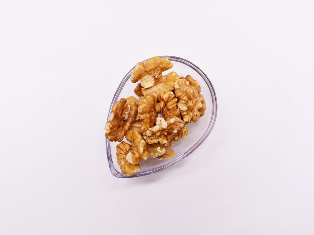 Очищенные грецкие орехи на белом фоне