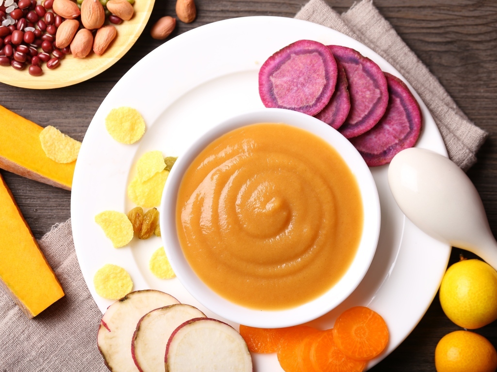 Тыквенное пюре с овощами на столе