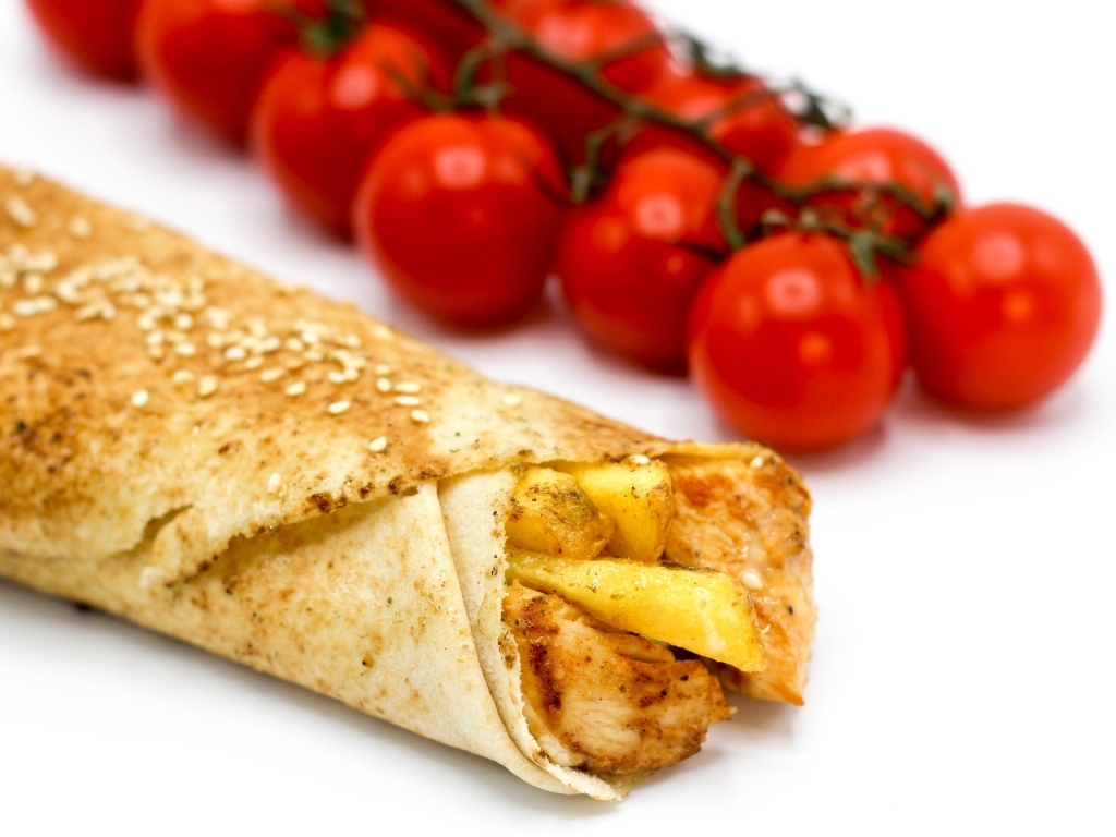 Шаурма с помидорами на столе