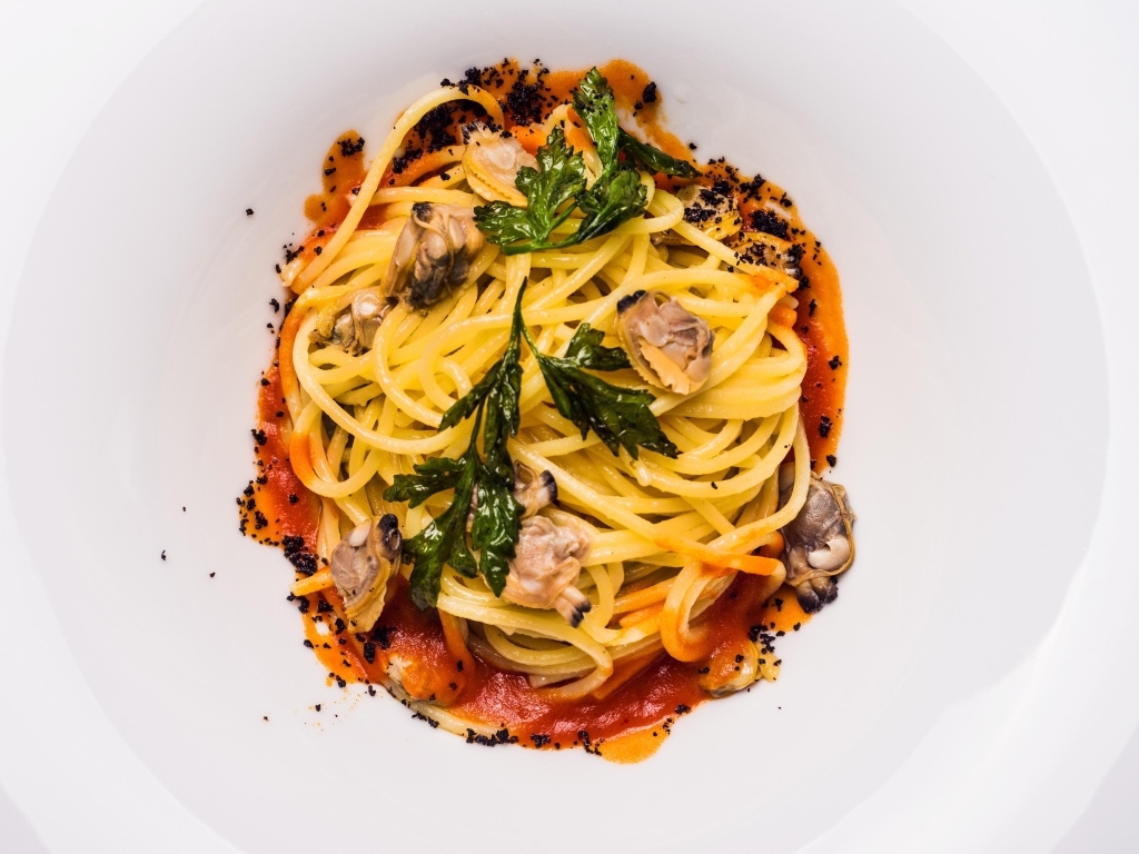 Спагетти с мясом в белой тарелке