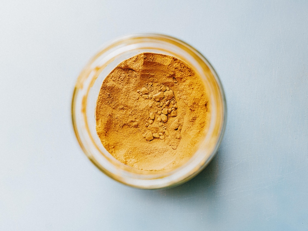Пряная приправа куркума на сером фоне