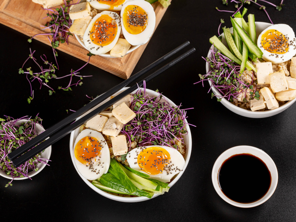 Проросшая пшеница с яйцами на столе