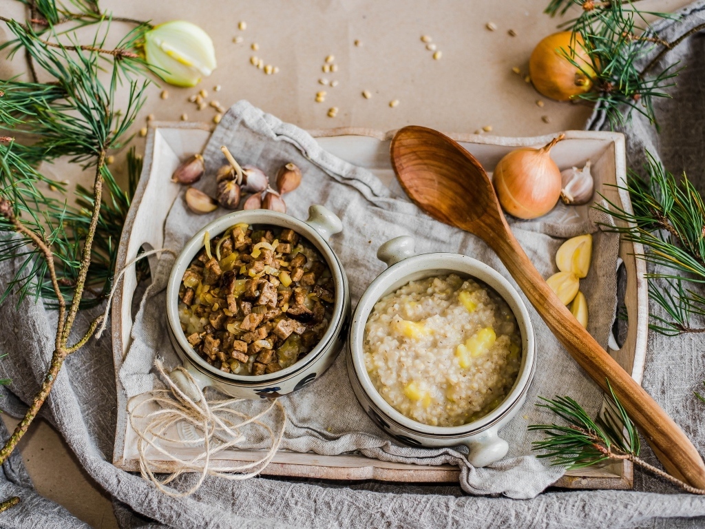 Две миски каши на столе с чесноком