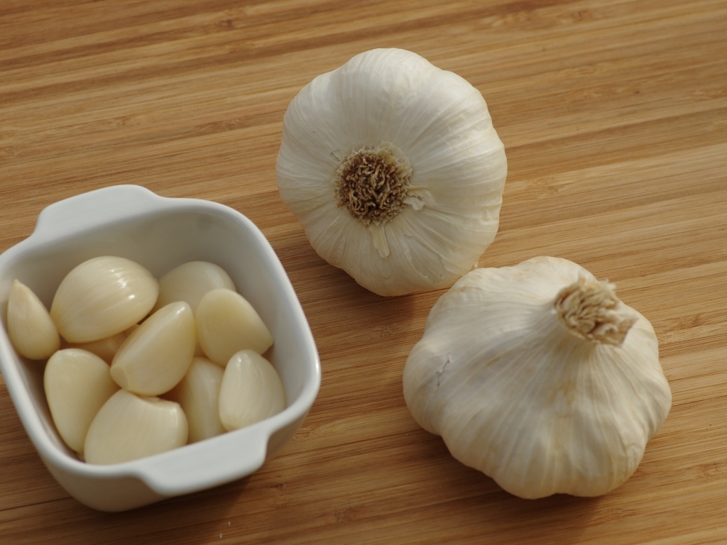 Две головки чеснока на столе 