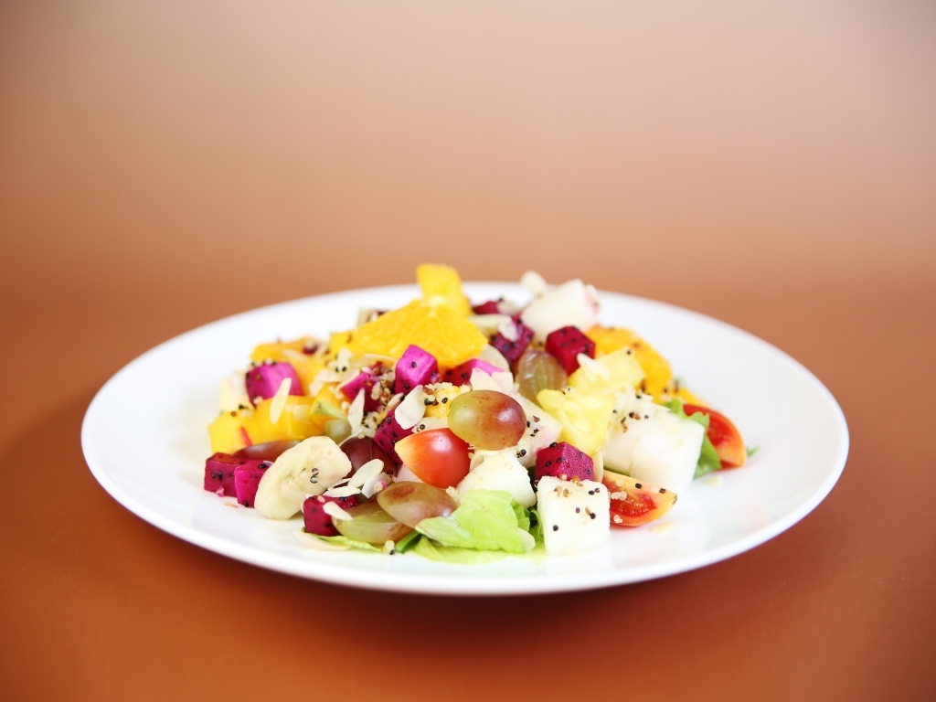 Вегетарианский салат с сыром и виноградом