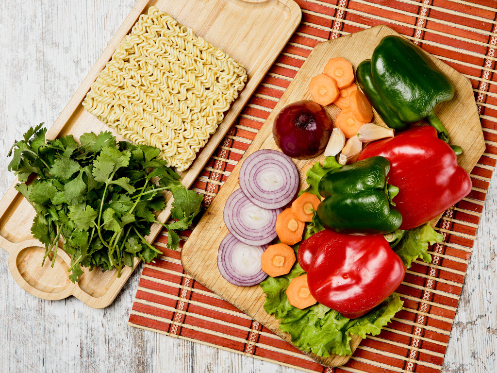 Вермишель с овощами и зеленью на столе