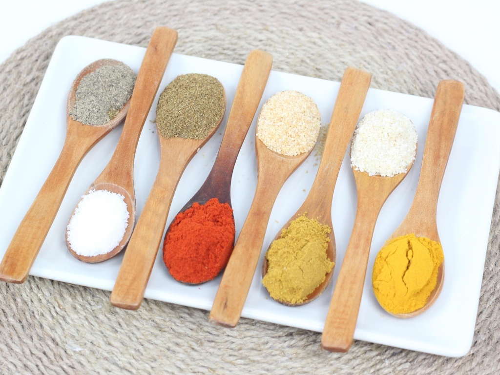 Деревянные ложки с пряными специями на салфетке 